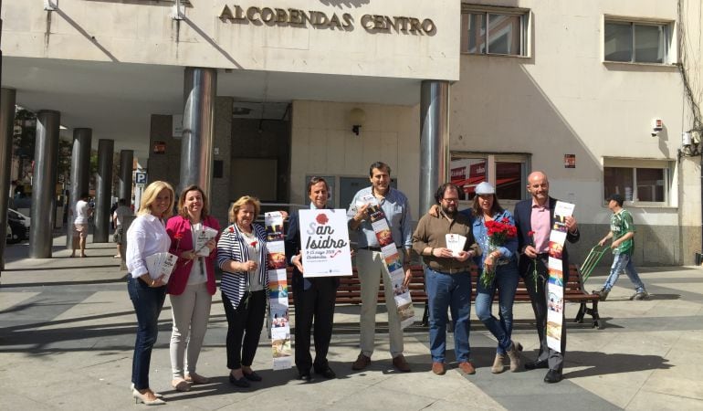 Alcalde y concejales han repartido en la Plaza del Pueblo claveles rojos y programas de mano con lo más destacado de las Fiestas de San Isidro 2018