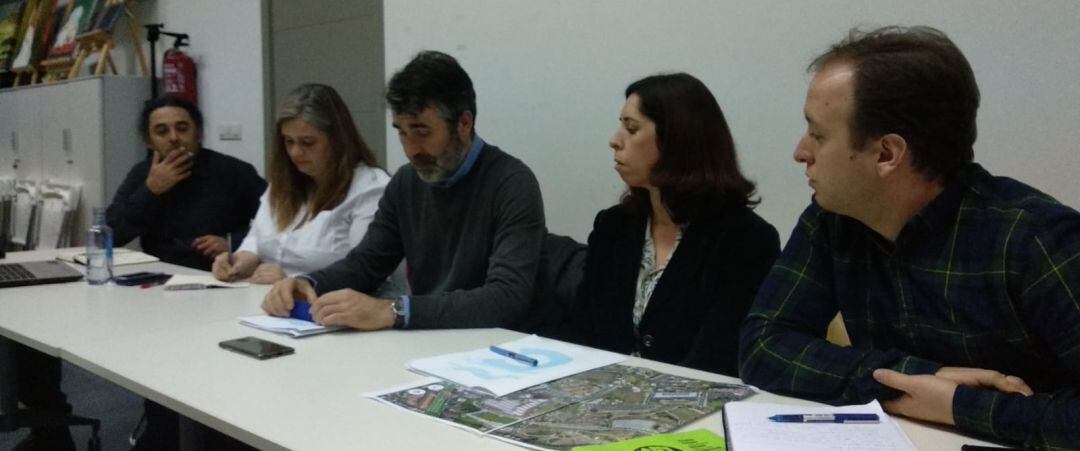 Reunión de vecinos de Eirís con el concejal de Urbanismo, Díaz Villoslada