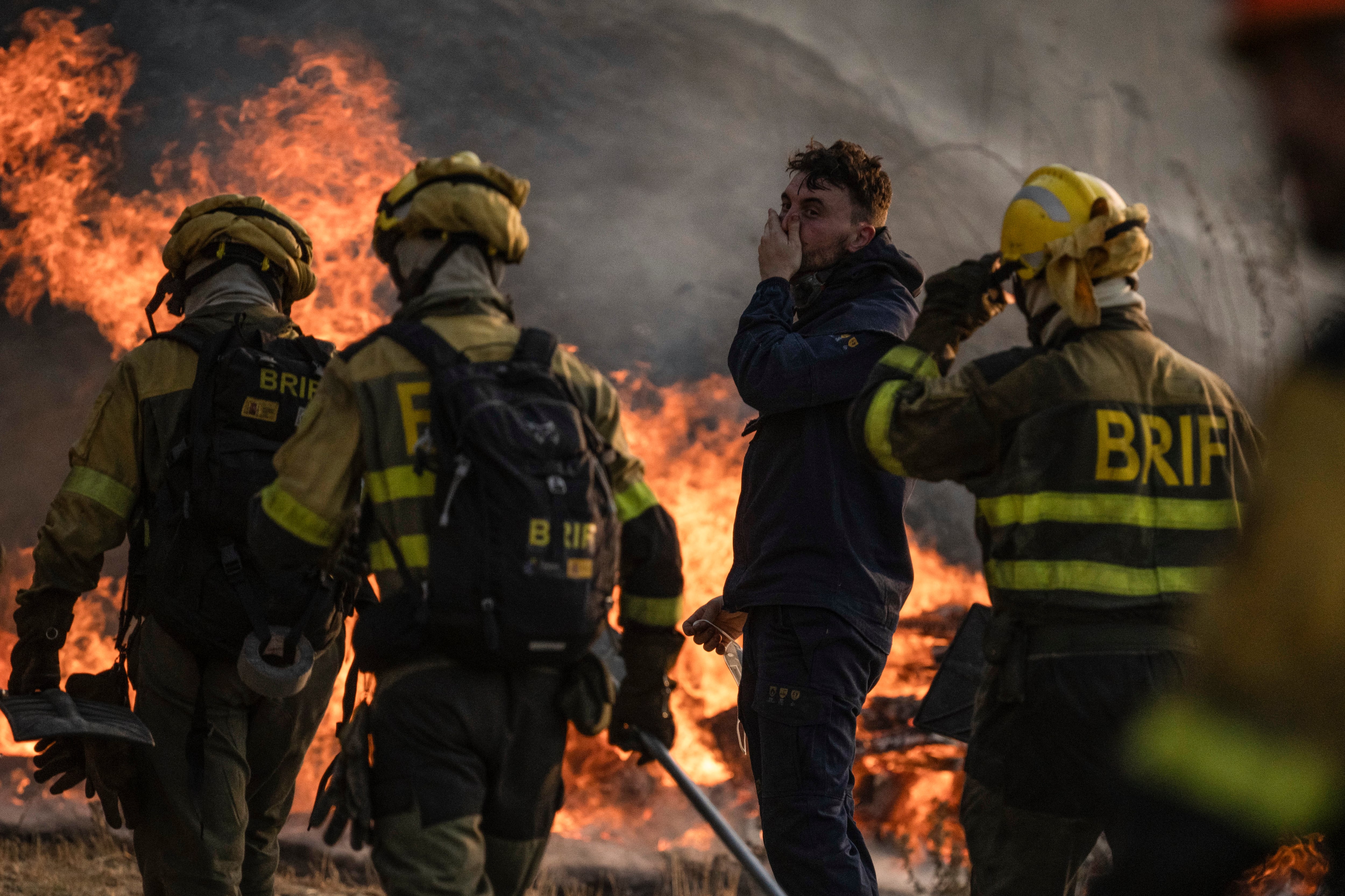 MONTERREI (OURENSE), 13/08/2025.- Los bomberos durante las labores de extinción del incendio que afecta este miércoles al municipio de Monterrei (Ourense). EFE/Brais Lorenzo