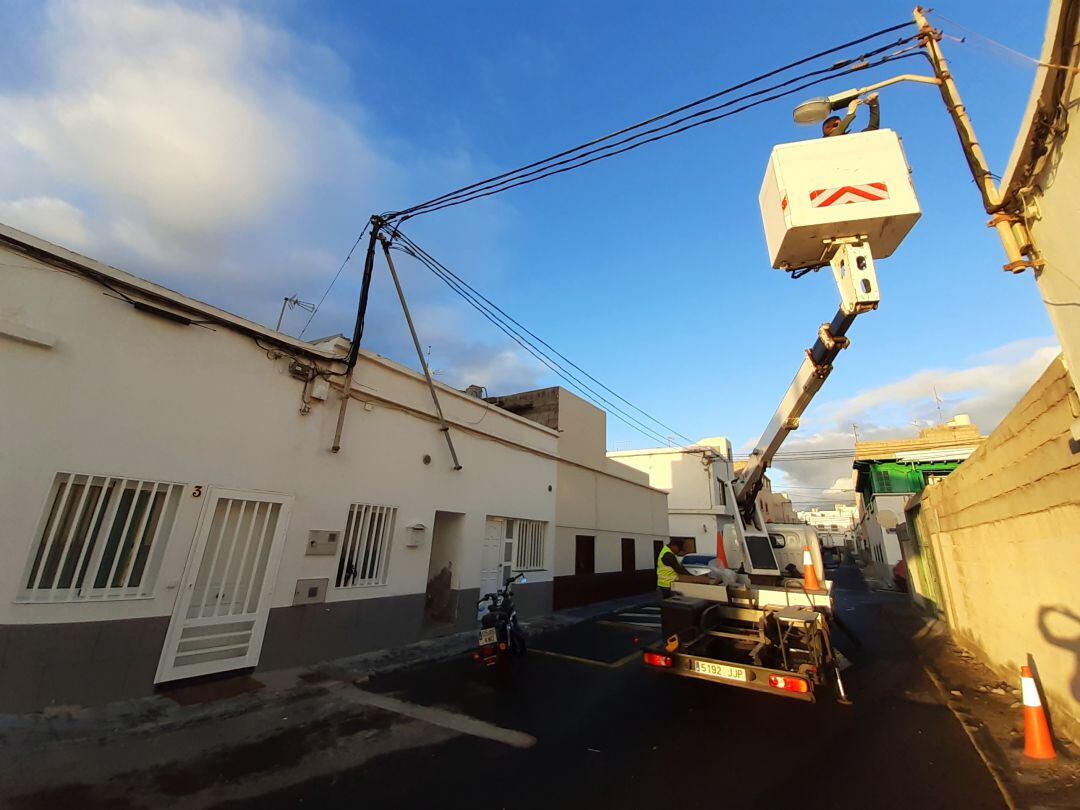 Operarios instalando la nueva iluminación.