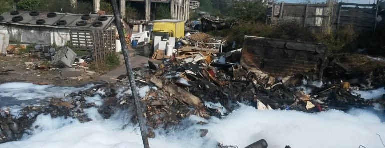 Espuma vertida para combatir el incendio en la conservera Celta de A Coruña 