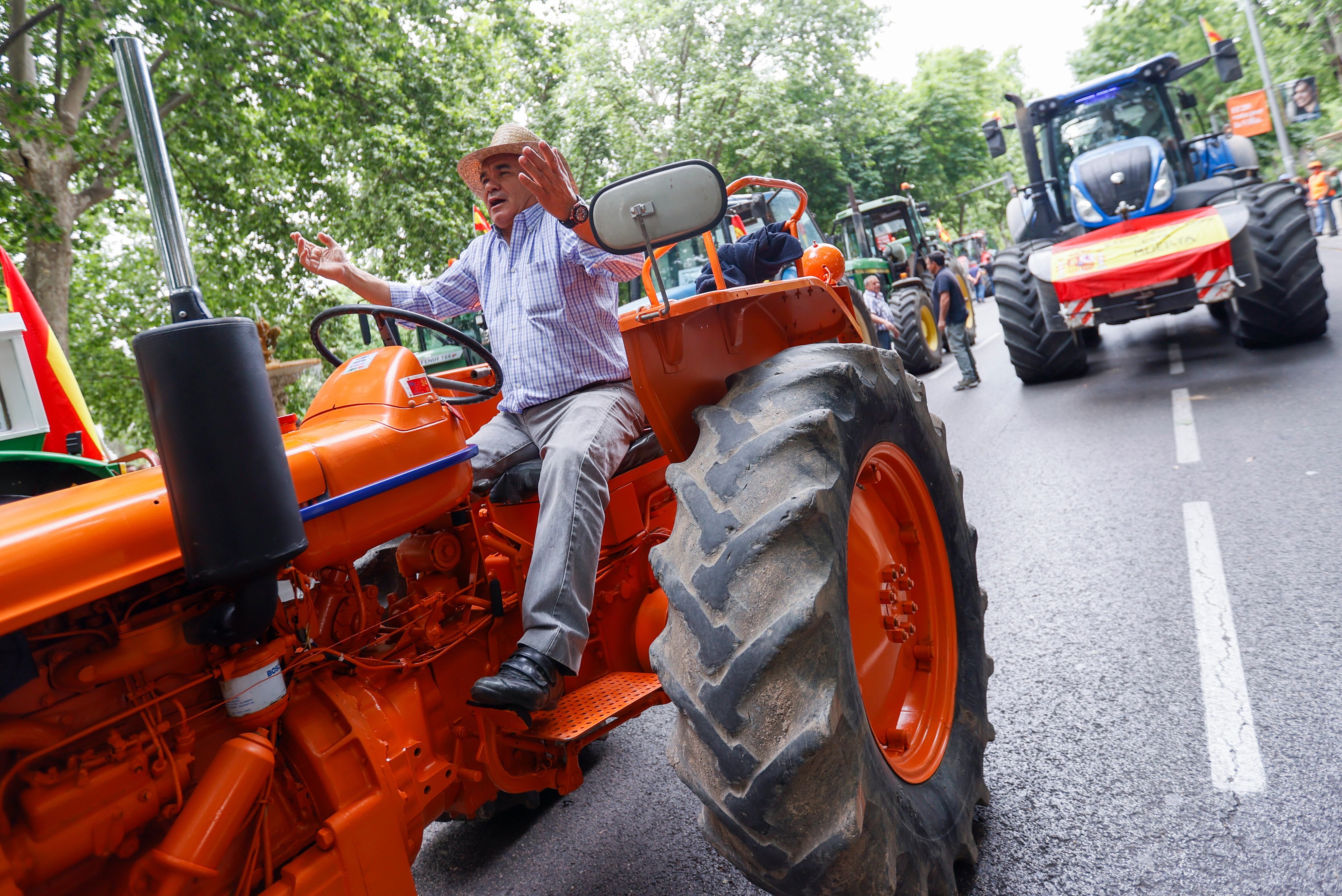 Unos tractoristas participan en una manifestación del mundo rural bajo el lema &quot;Descubre y defiende tu tierra&quot; este domingo en Madrid.