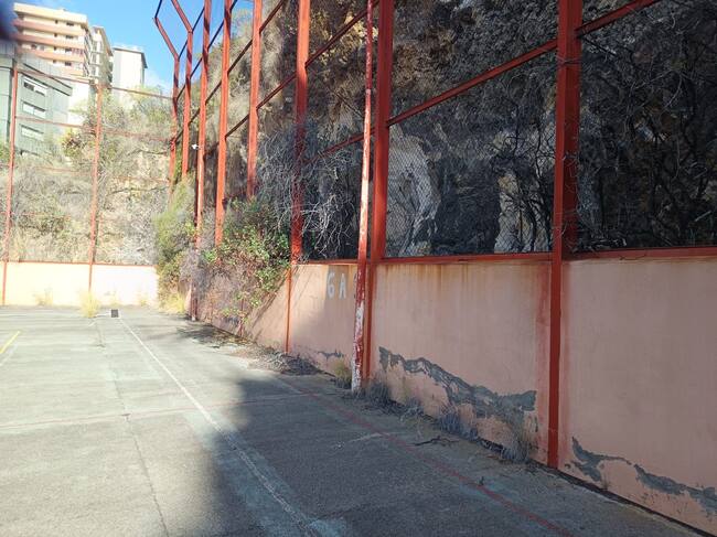 El talud ocupa la plaza