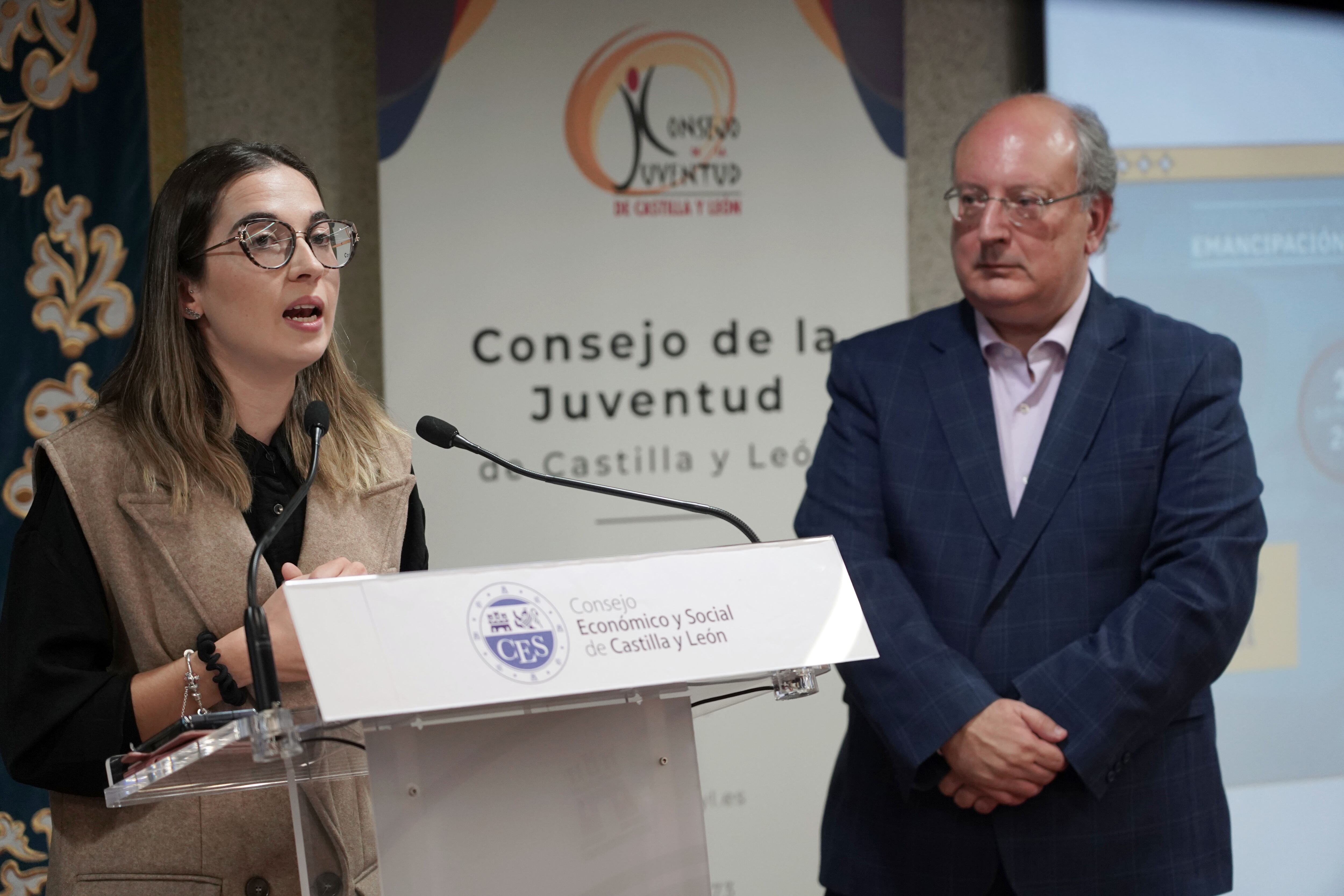 El vicepresidente del Consejo de la Juventud, Juan Antonio Báez, y la presidenta del Consejo de la Juventud de Castilla y León, Sandra Ámez, presentan los datos del Observatorio de Emancipación relativos al segundo semestre de 2022, junto al presidente del CES, Enrique Cabero