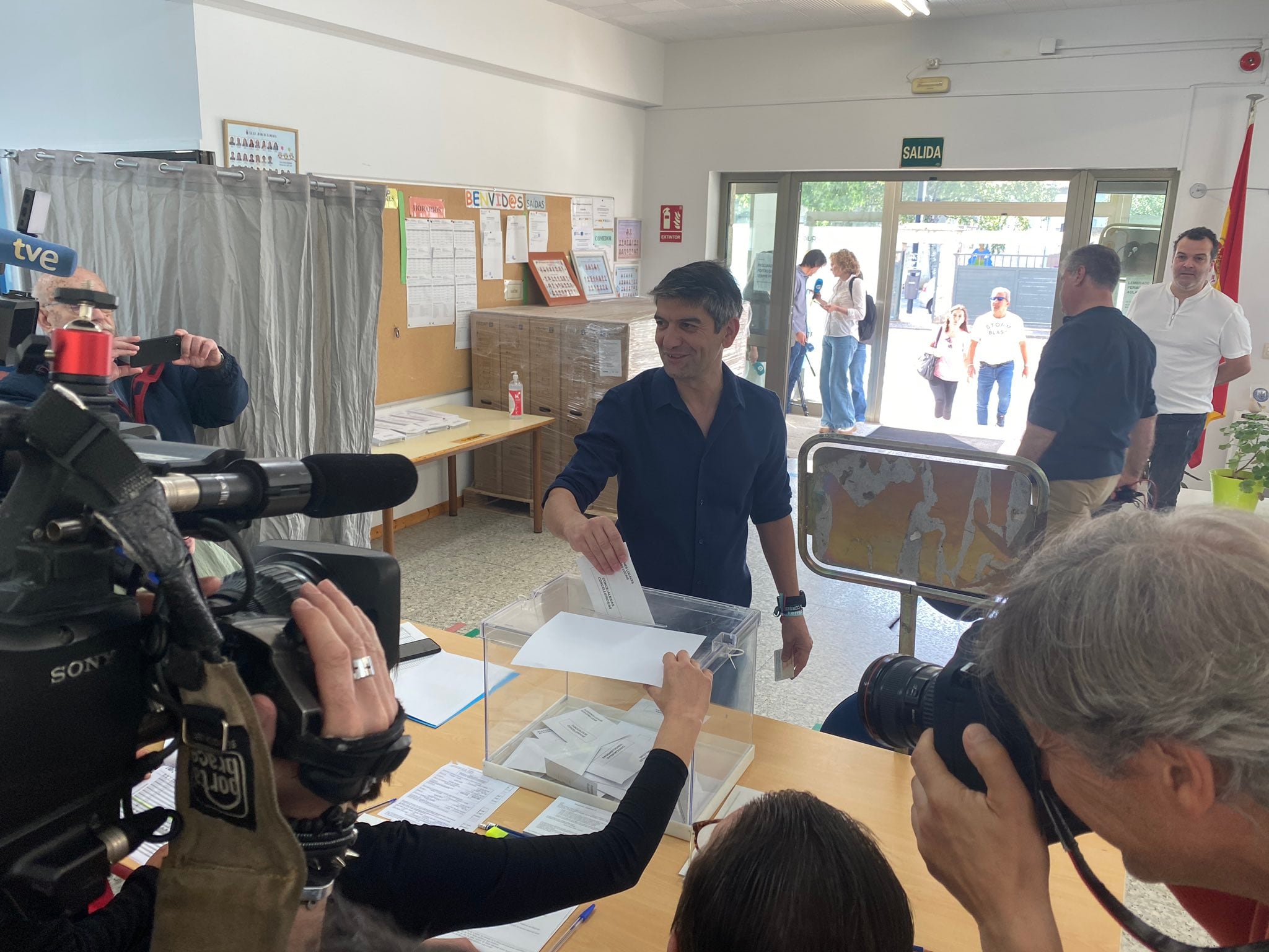 Jorge Suárez vota en el colegio Juan de Lángara (foto: Ferrol en Común)