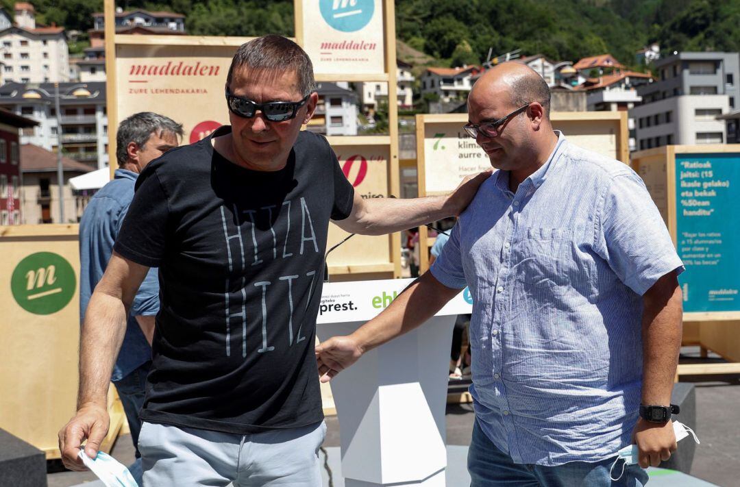 El coordinador general de EH Bildu, Arnaldo Otegi (i), junto al dirigente del BNG Rubén Cela, antes de participar este domingo en un acto electoral celebrado en Eibar 