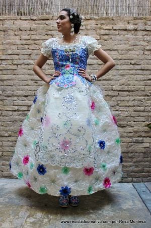 Traje de valenciana elaborado con materiales reciclados