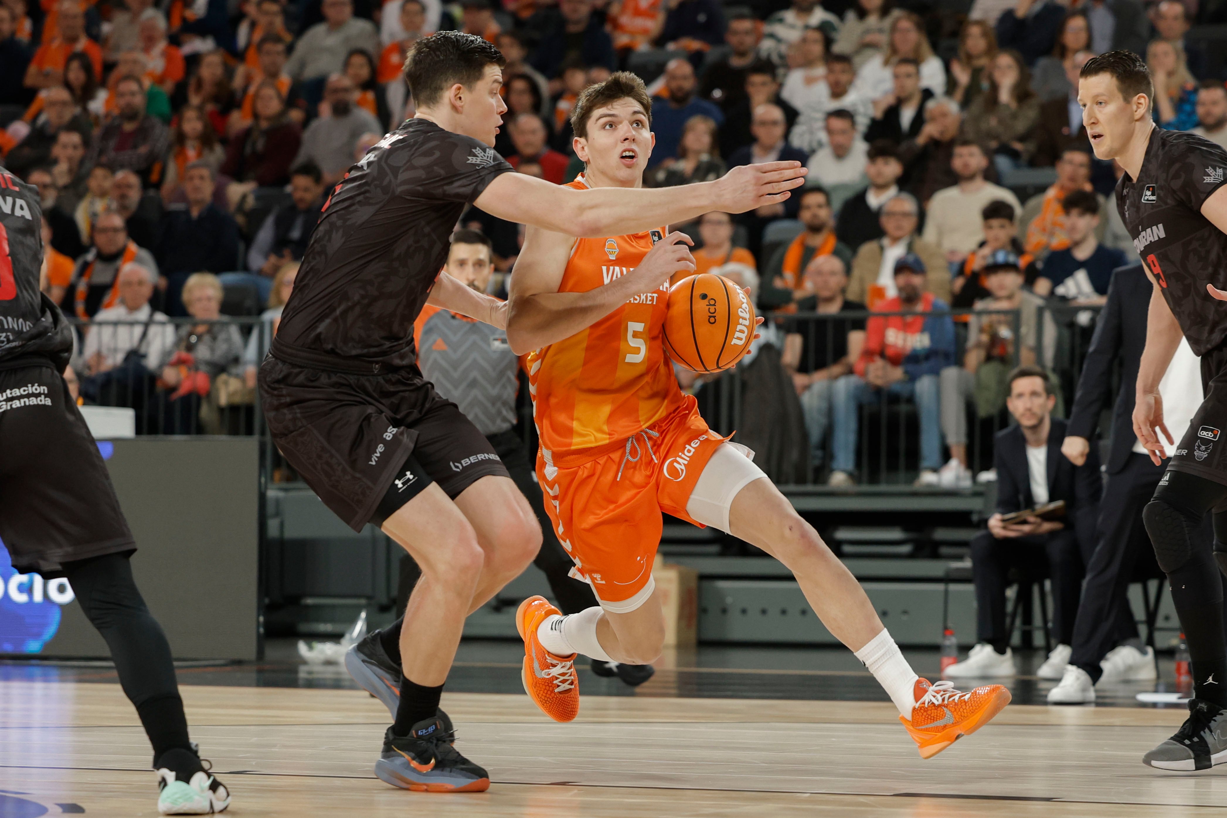 VALENCIA, 22/03/2026.- El jugador del Valencia Basket S. de Larrea y el jugador del Coviran Granada A. Alibegovic, durante el partido de la jornada 23 de la Liga Endesa de Baloncesto, este domingo en Valencia.-EFE/ Manuel Bruque