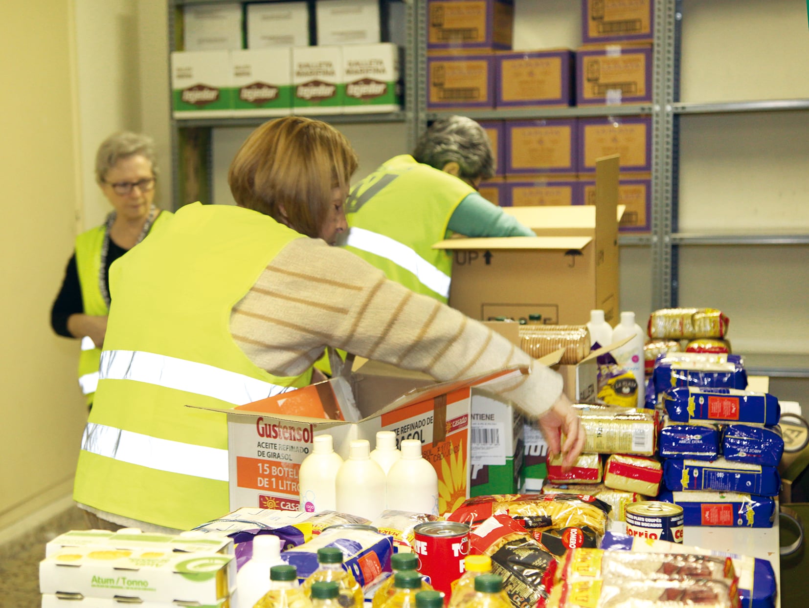 Voluntarios del programa &#039;Llenamos la despensa&#039; para familias vulnerables de Alcobendas