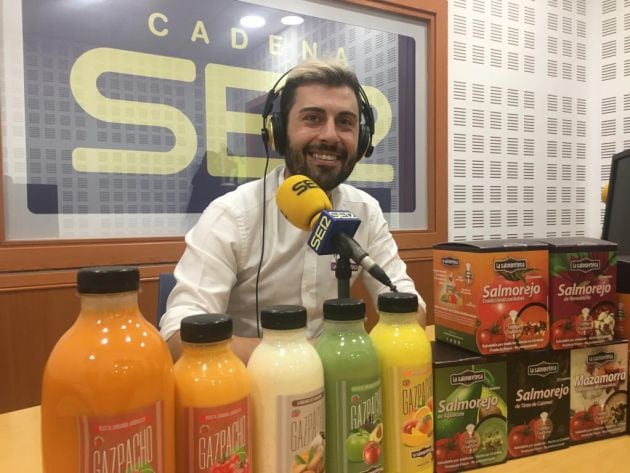 Juanjo Ruiz con los productos de la Salmoreteca en el estudio de Radio Córdoba