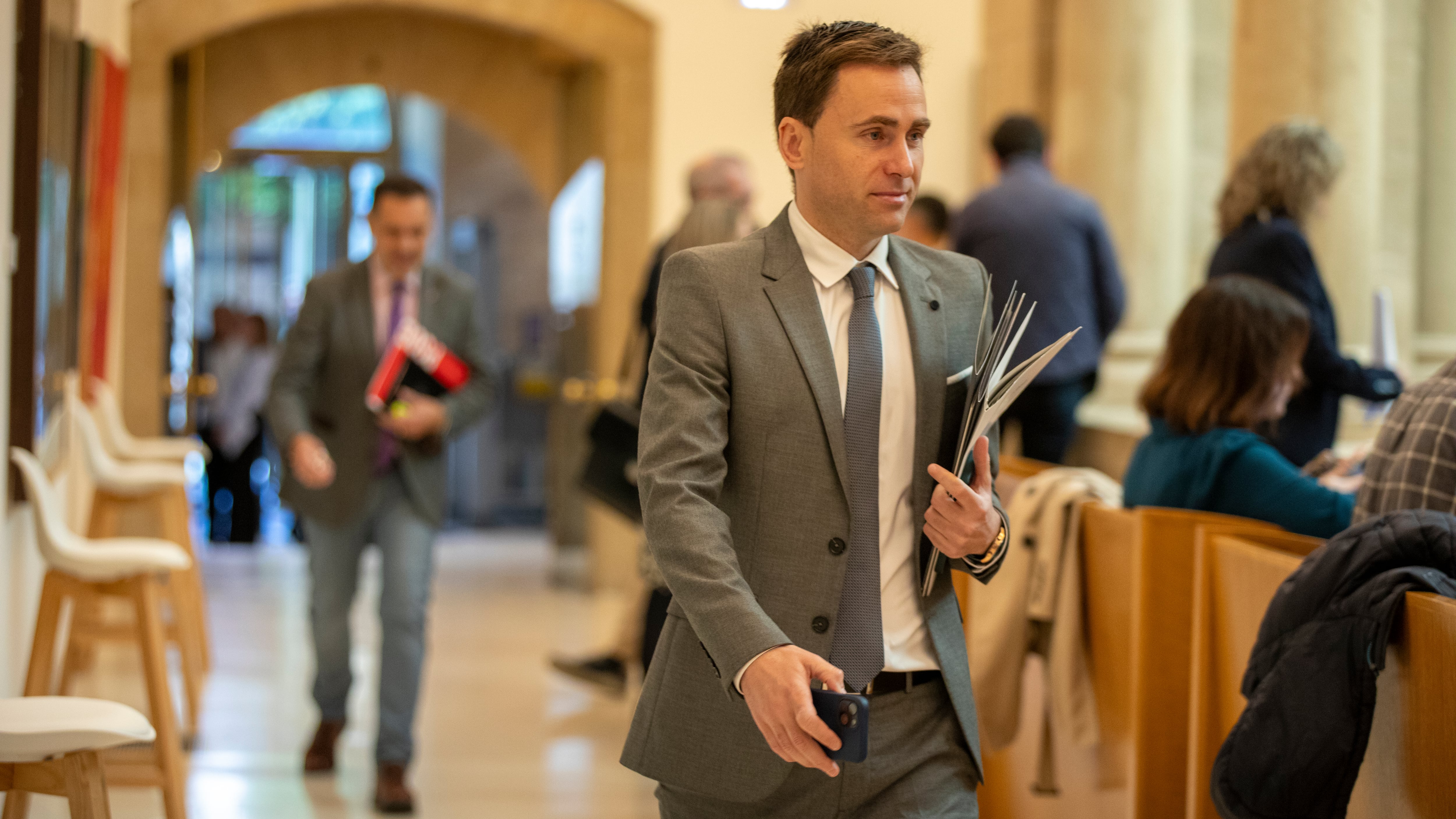 El consejero de Infraestructuras, Daniel Osés, se dirige hacia su escaño en el Parlamento de La Rioja | Gobierno de La Rioja