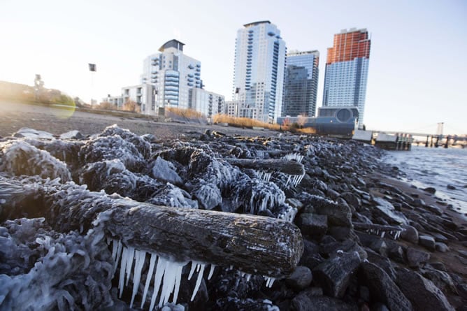 Hielo en la costa