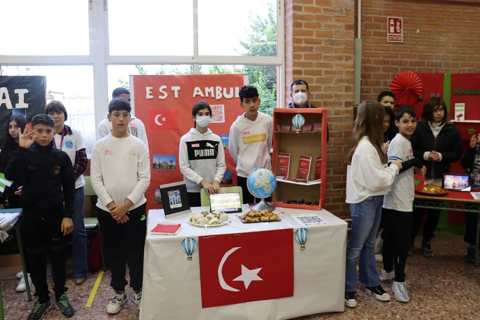 Alumnado del Gregori Maians de Oliva en uno de los estands creados para su feria de turismo.