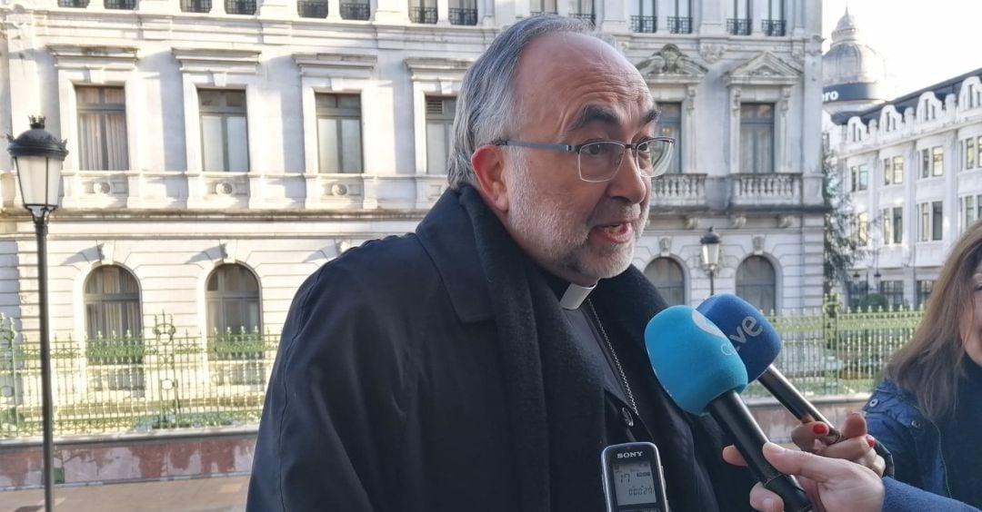 El arzobispo de Oviedo, Jesús Sanz Montes, durante una atención a medios.