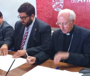 Jesús Manuel Sánchez Cabrera y Jesús García Burillo firman el convenio de colaboraicón en la sede de la Diputación Provincial de Ávila