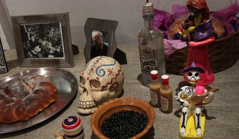 BOL16 - LA PAZ (BOLIVIA), 30/10/2014.- Aspecto de un altar mexicano para conmemorar el &quot;Día de los Difuntos&quot; hoy, jueves 30 de octubre de 2014, durante una exhibición en La Paz (Bolivia). Las tradicionales calaveras &quot;catrinas&quot; mexicanas y las &quot;t&#039;ant&#039;awawas&quot; bolivianas, unas figuras antropomórficas hechas con pan, se encontraron frente a frente en una exposición de ambos países para recordar el Día de los Difuntos. EFE/Martin Alipaz