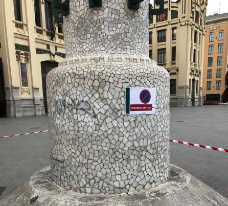 Detalle del pedestal de la farola frente a la fachada de la Estació del Nord de València, donde se ha adherido un cartel que prohíbe sentarse en él