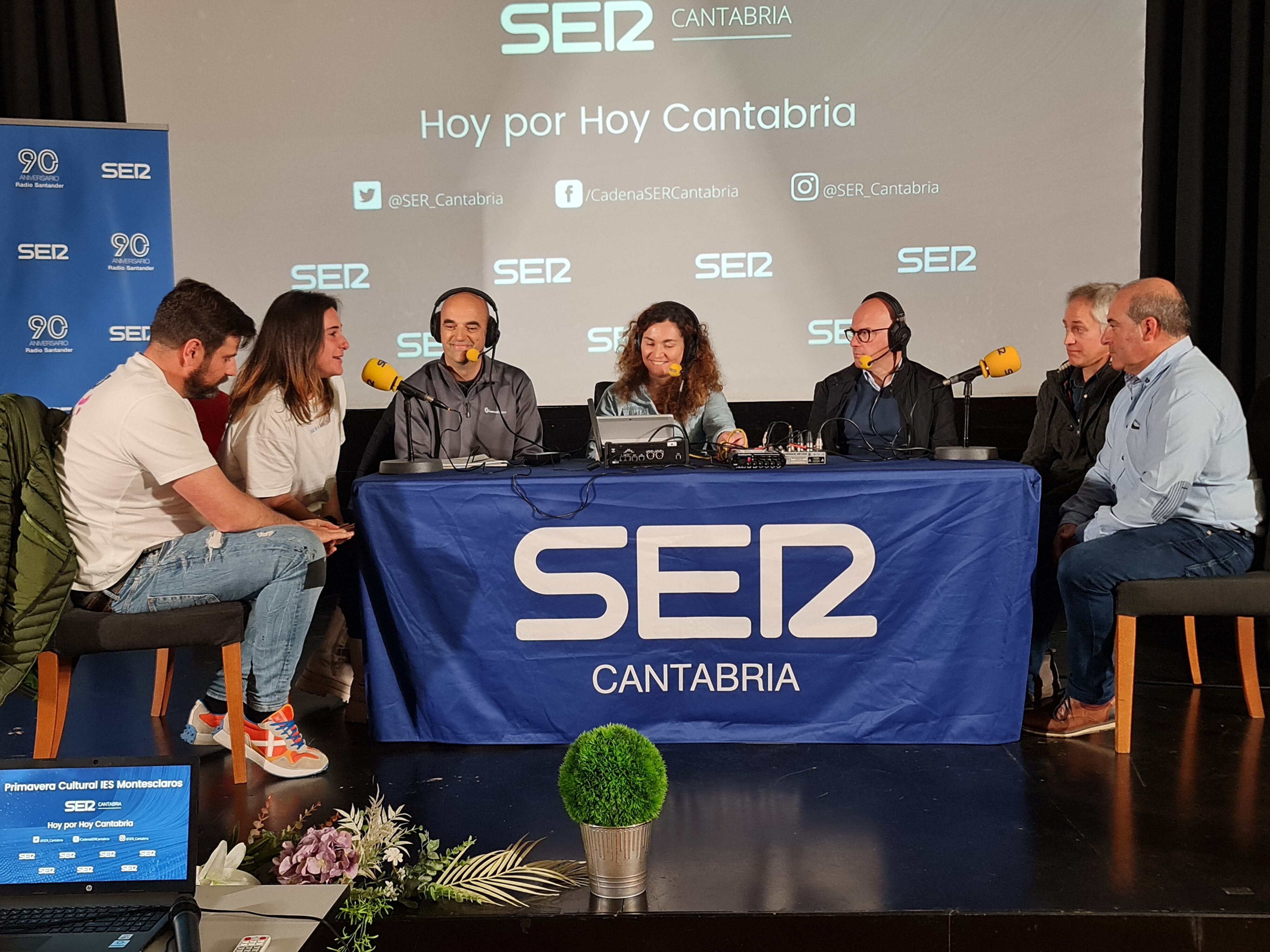 Profesores y alumnos de Formación Profesional.