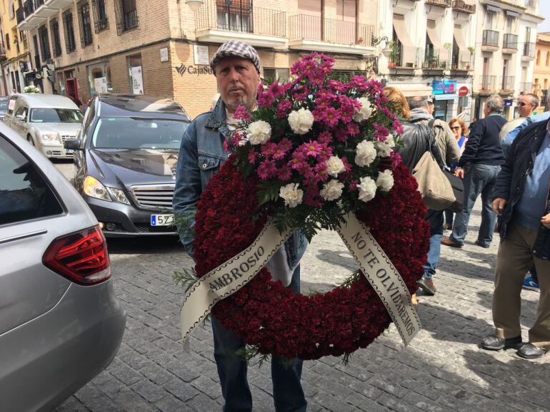 Un trabajador de Tanatorios de Córdoba porta una corona dedicada a Isabel Ambrosio