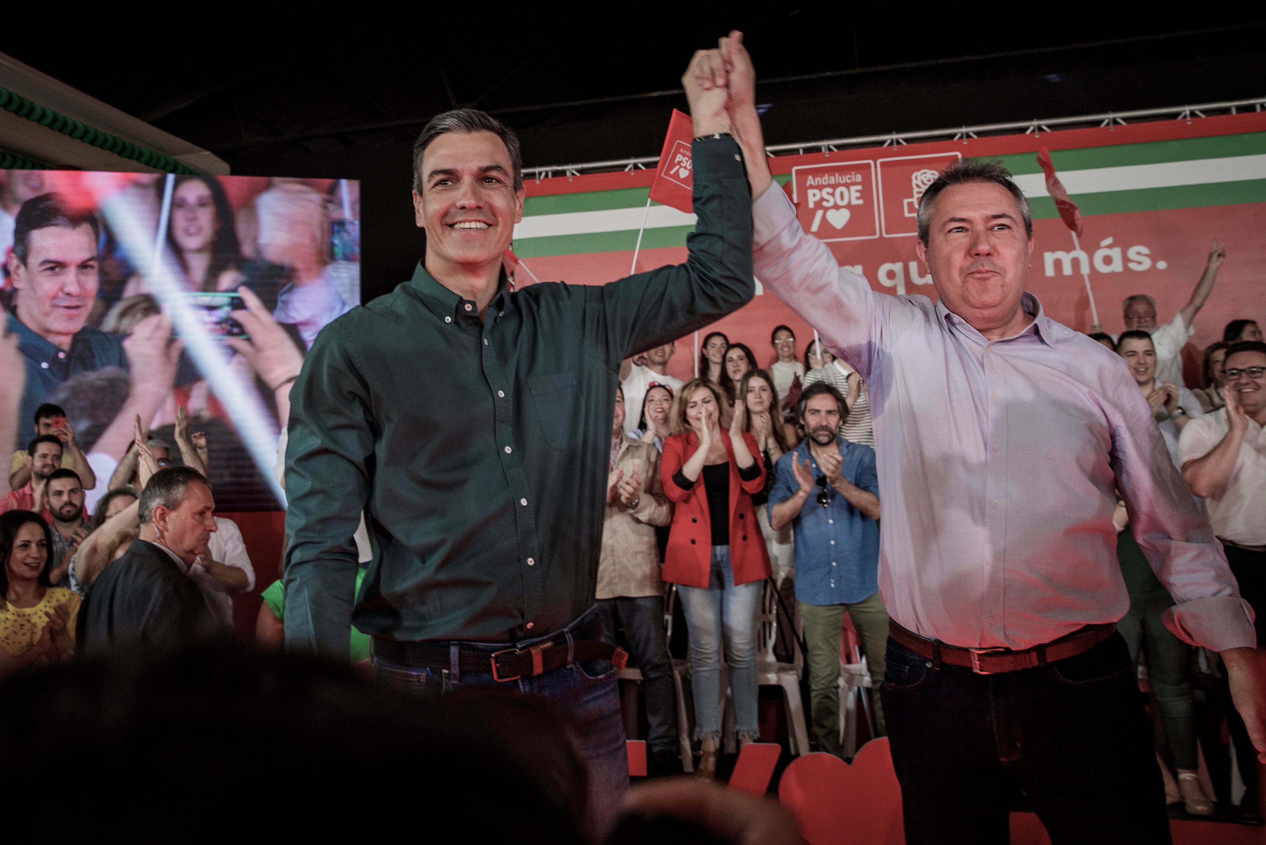 -FOTODELDÍA- DOS HERMANAS (SEVILLA), 28/05/2022,- El presidente del Gobierno, Pedro Sánchez (i), y el candidato socialista a la Presidencia de la Junta de Andalucía, Juan Espadas (d), saludan a los asistentes al acto de la precampaña de las elecciones autonómicas del 19 de junio que el PSOE de Andalucía celebra hoy en el Recinto Ferial de Dos Hermanas (Sevilla). EFE/Julio Muñoz
