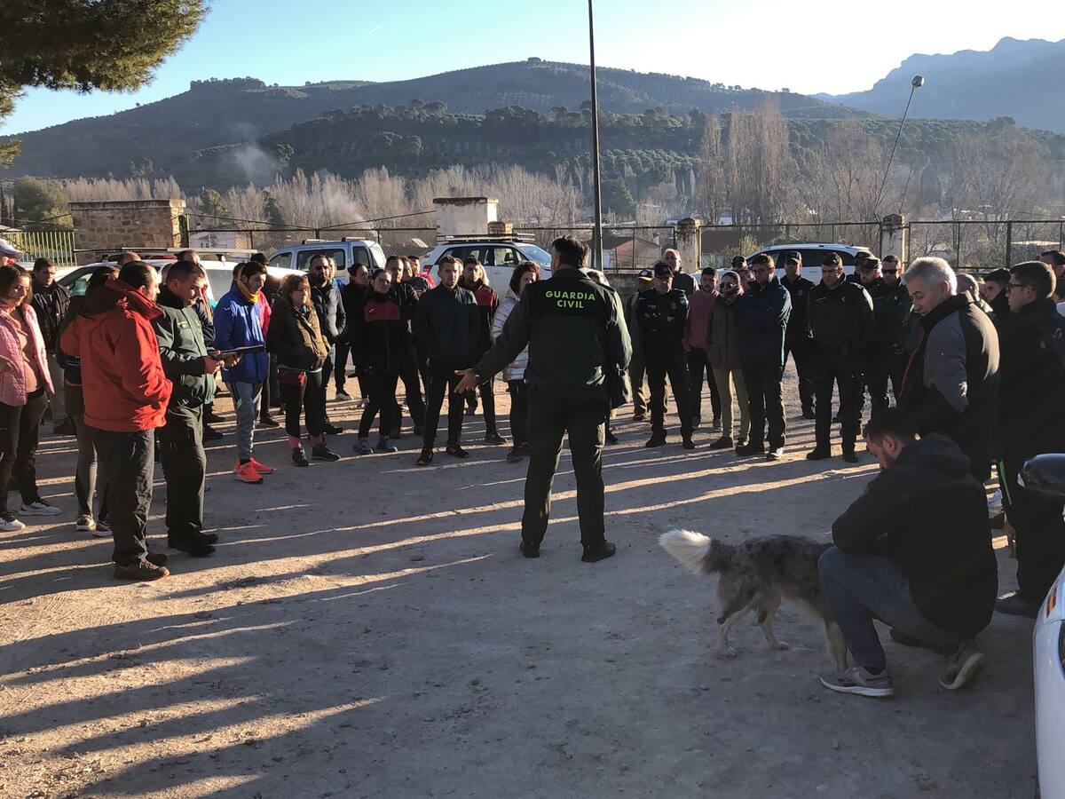Guardia Civil y voluntarios rastrean Mogón para buscar a Raúl