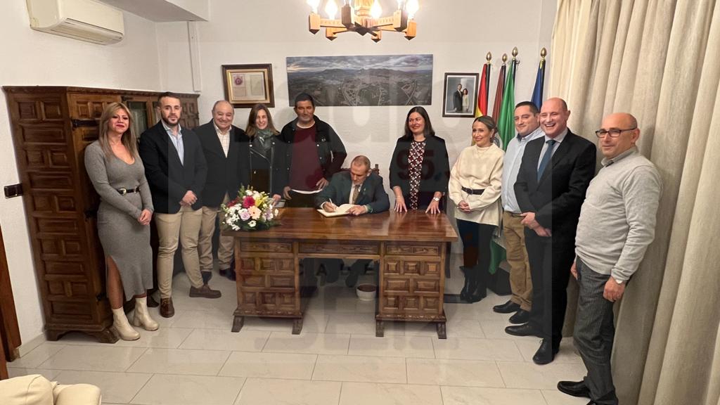 El presidente de &#039;Guardabosques de Jódar&#039; firma en el Libro de Honor en presencia de alcaldesa, concejales y directivos