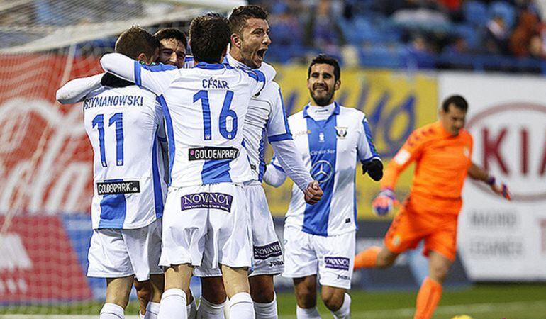 Los jugadores del C.D. Leganés celebran el gol de Omar Ramos ante el Real Oviedo C.F. en el partido que terminó 1-1 en la primera vuelta.