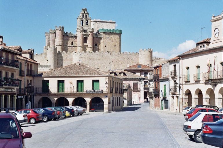 Plaza Mayor de Turégano con su castillo al fondo.