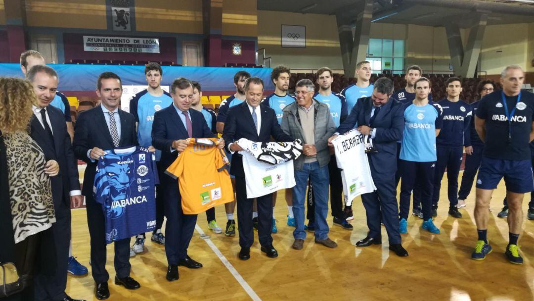 Juan Carlos Escotet posa con la camiseta del Ademar 