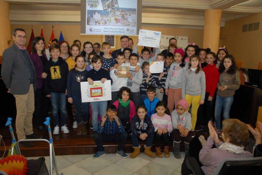 Foto de familia de los premiados en el concurso provincial de belenes