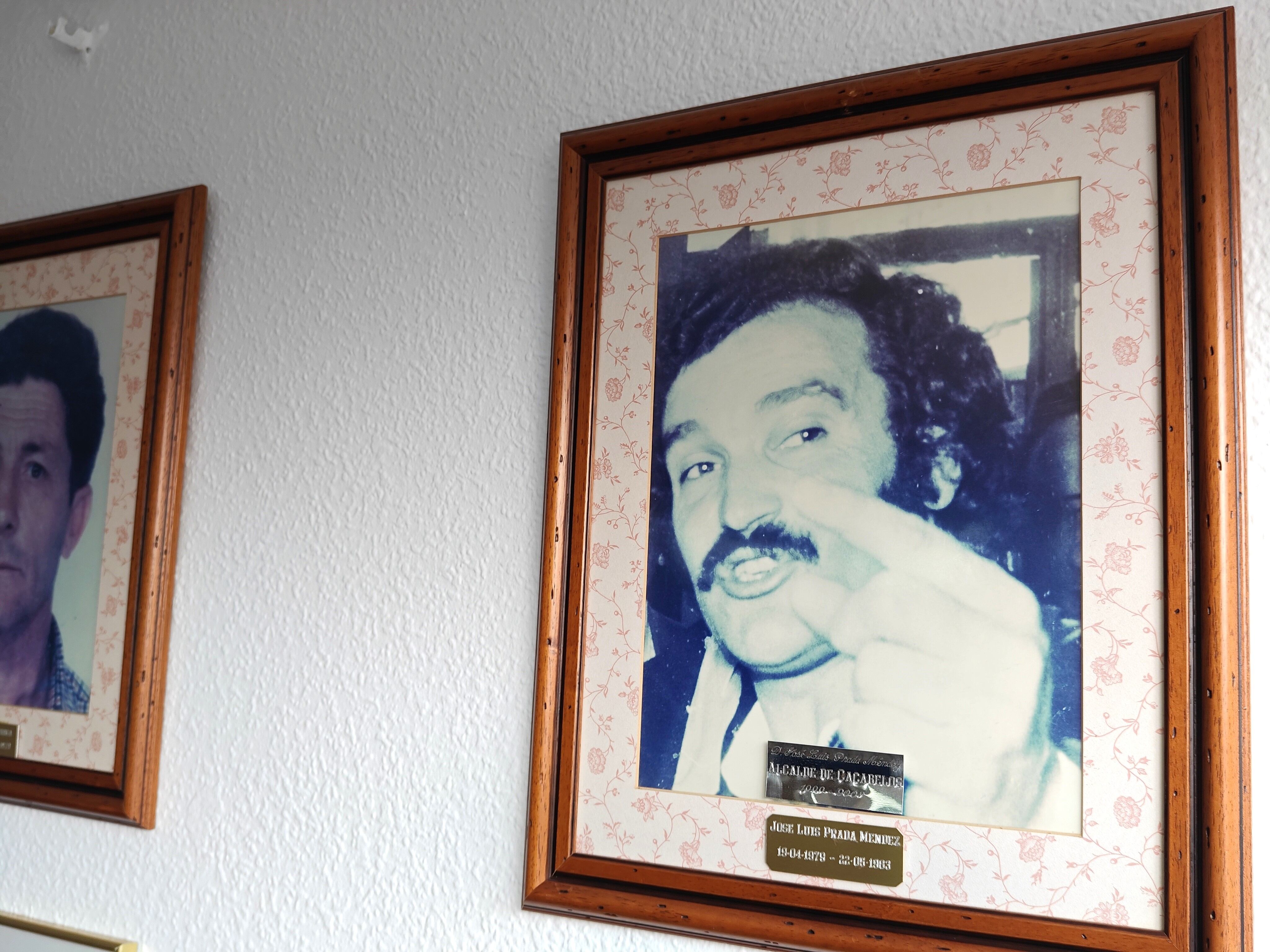 Retrato de Prada a Tope como exalcalde de Cacabelos en la sala de plenos