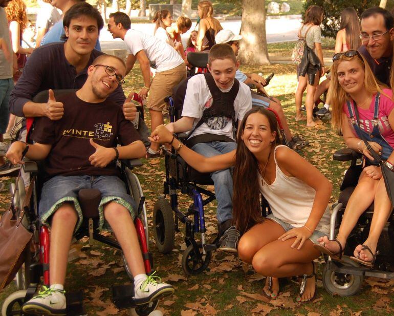 Lorena, a la derecha, con amigos y voluntarios 