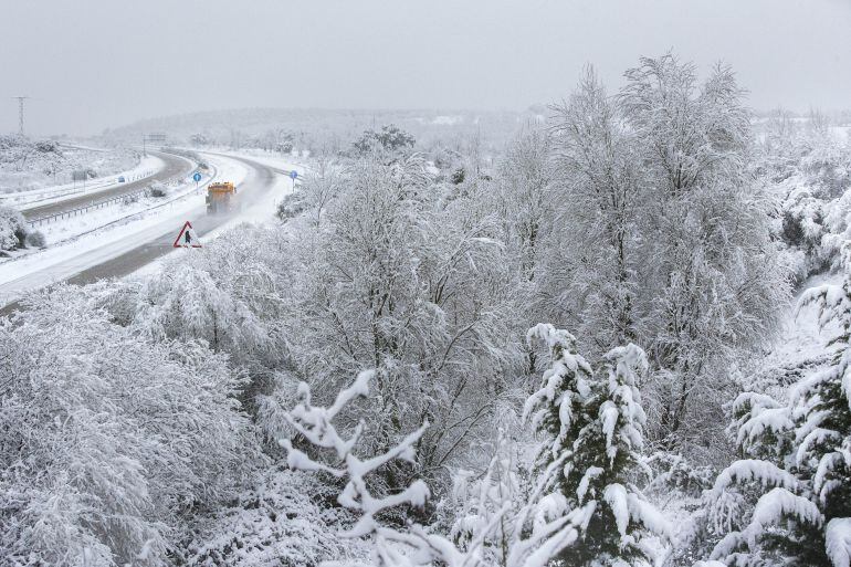Un máquina quitanieves trabaja bajo una intensa nevada en la A-62 a la altura de Ciudad Rodrigo(Salamanca)