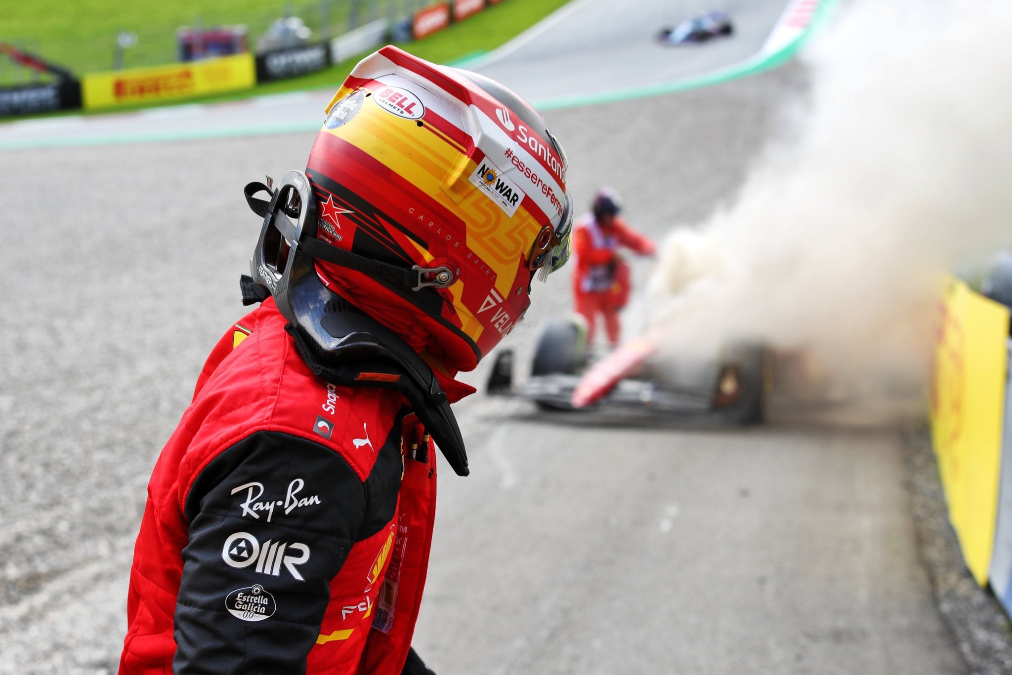 Carlos Sainz mirando su F1-75 en llamas