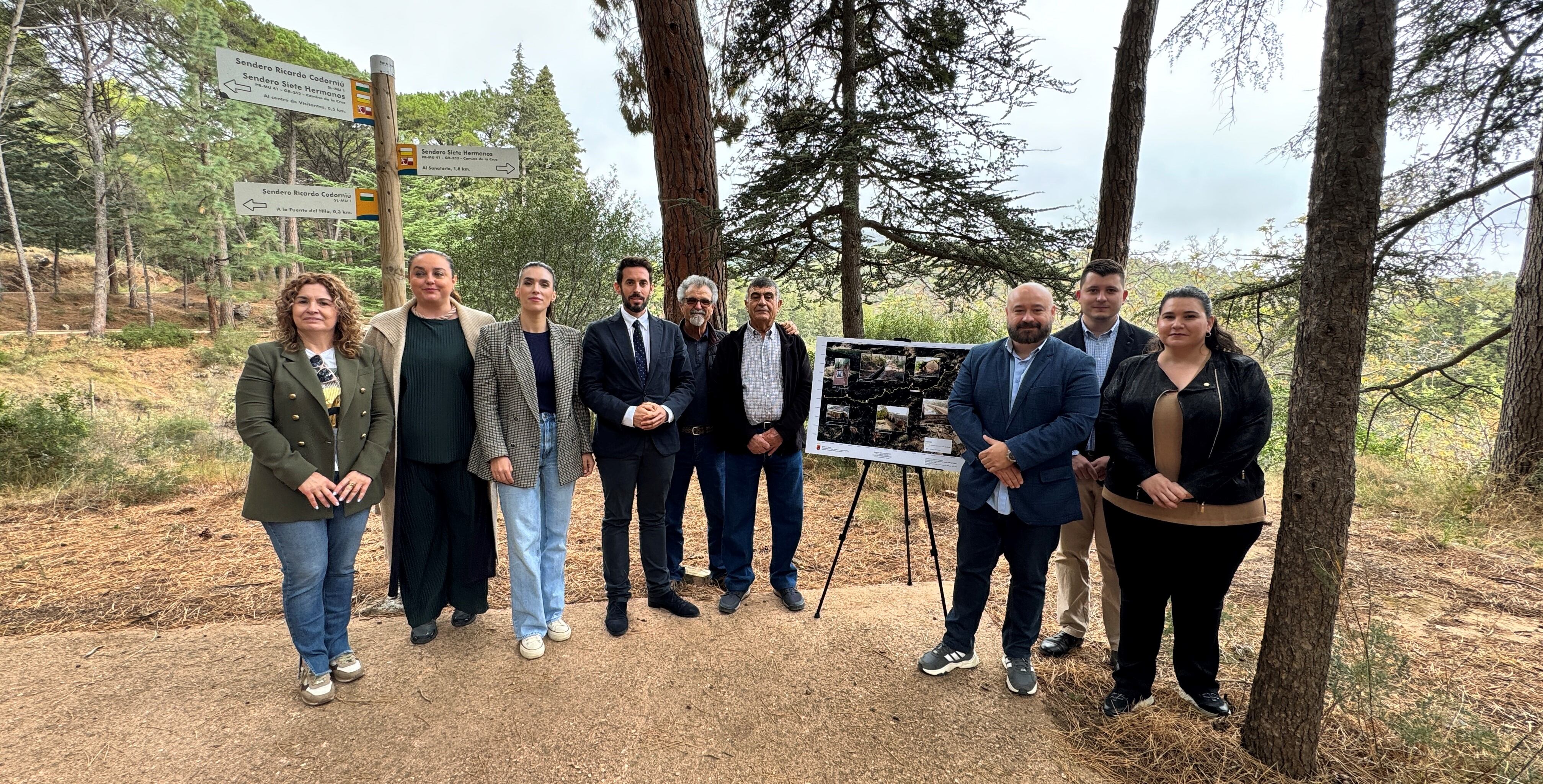 Autoridades y representantes de las asociaciones promotoras del expediente, durante el acto de presentación en Sierra Espuña.