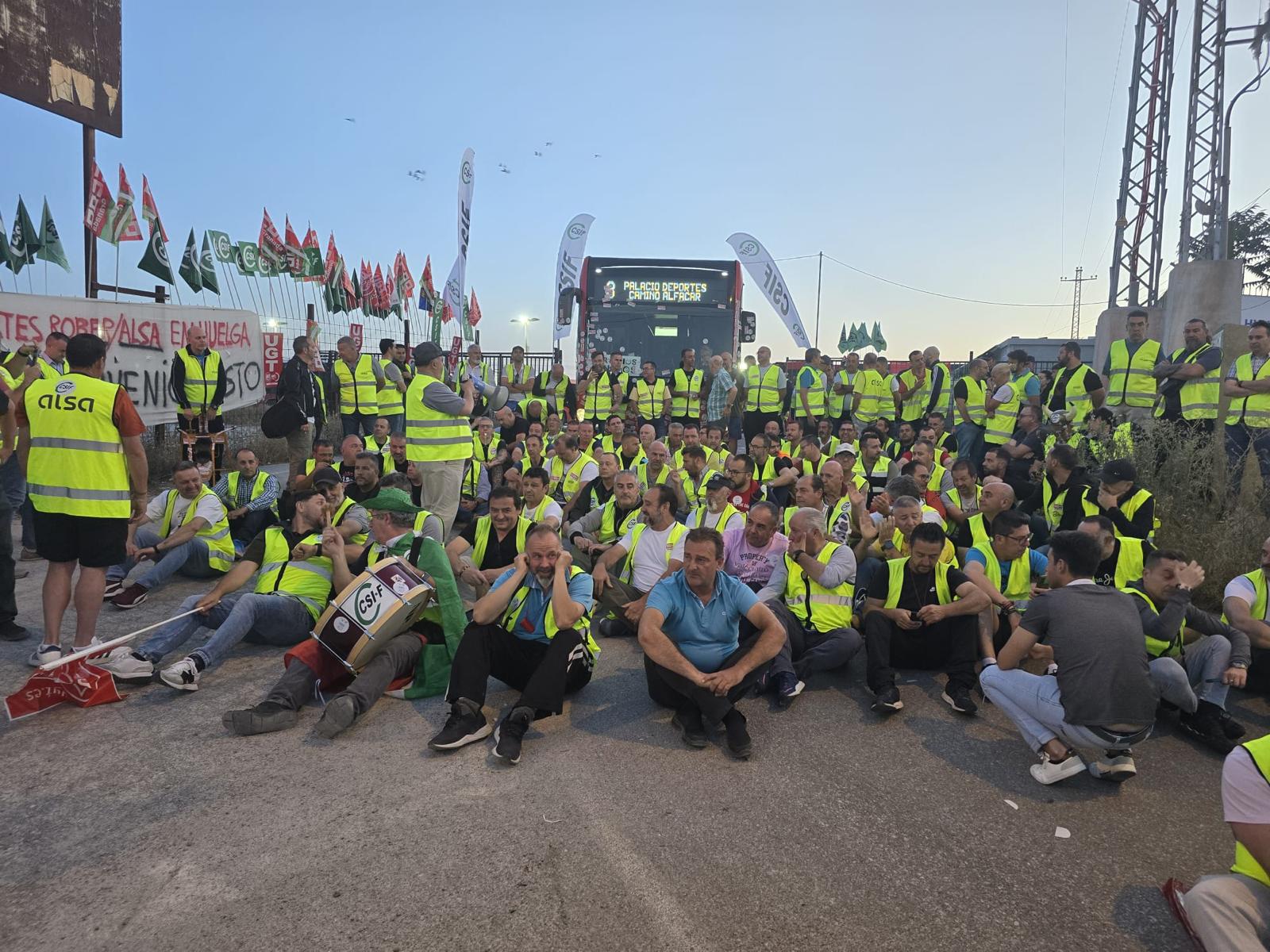 Sentada de los trabajadores del servicio de transporte urbano (Granada)