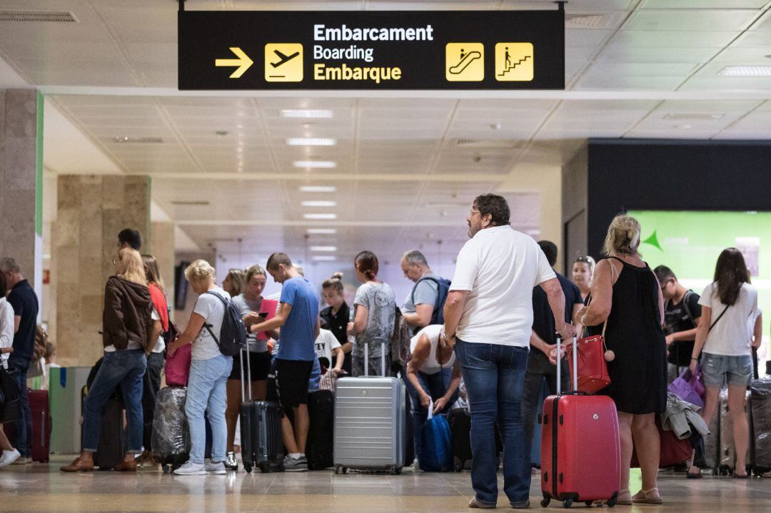 Una cua de passatgers al Girona Costa Brava