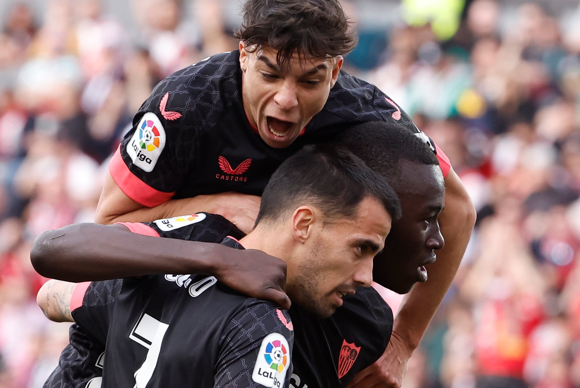 MADRID, 19/02/2023.- El centrocampista del Sevilla Suso (abajo) celebra el gol conseguido ante el Rayo Vallecano durante el partido de Liga de Primera División disputado en el estadio de Vallecas. EFE/Chema Moya
