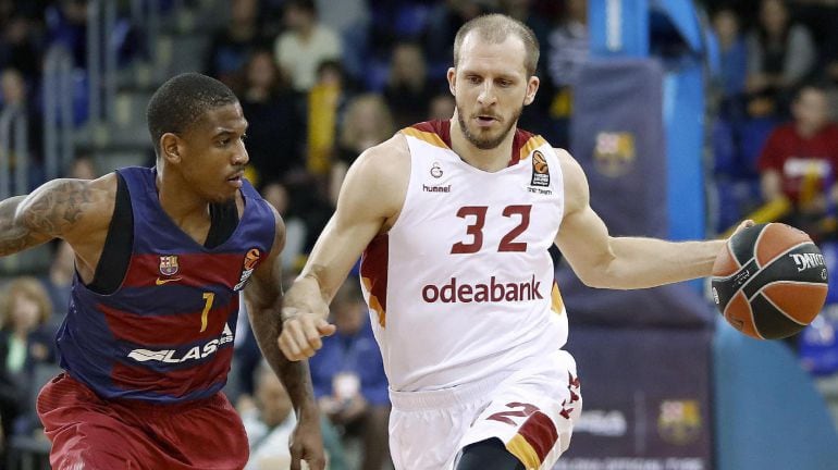  Xavier Munford presiona el avance de Sinan Guler