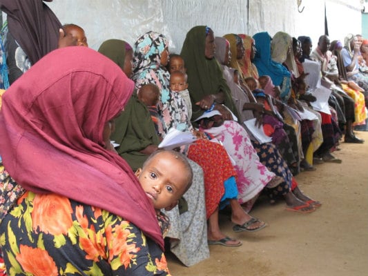 Un grupo de madres esperan pesar a sus hijos en el hospital de MSF en Dadaab.