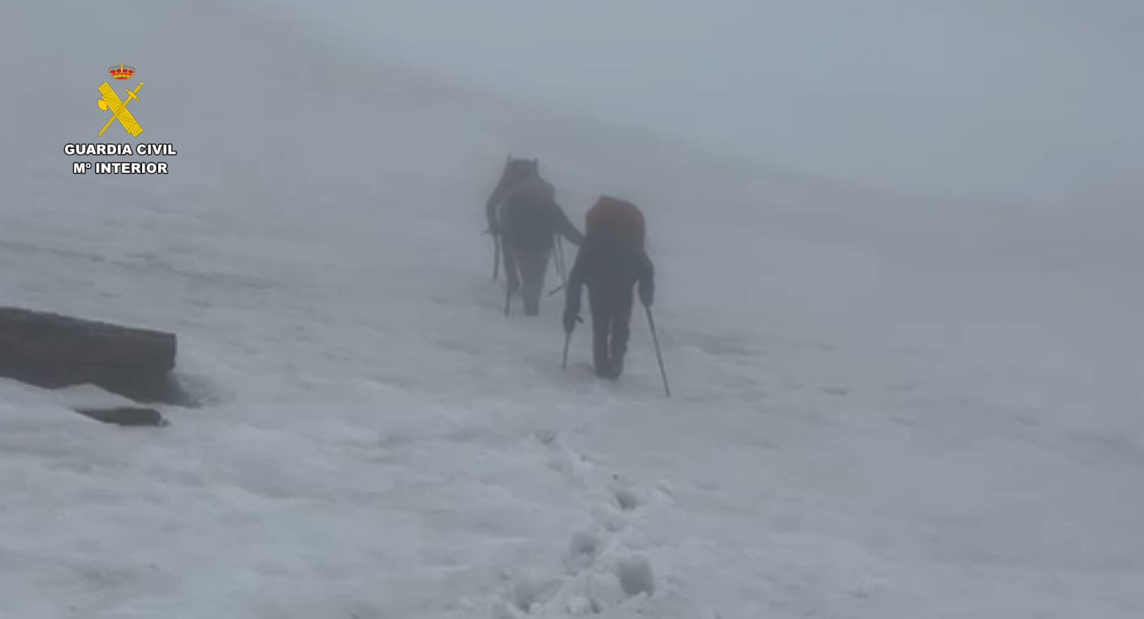 Sobre las 19 horas se consiguió localizar a los extraviados, los cuales se encontraban ilesos, pero carecían de material adecuado para progresar por terreno helado (crampones y piolet)