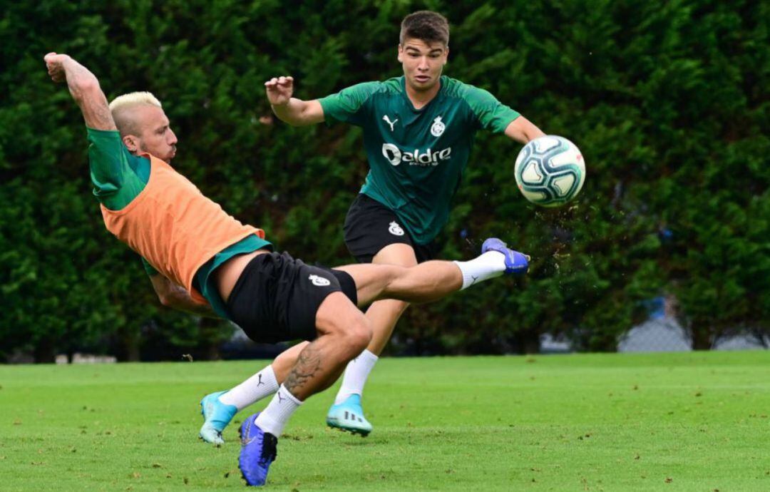 Javier Siverio frente a Alexis, en uno de los escasos entrenamientos que ha hecho esta temporada con el primer equipo.