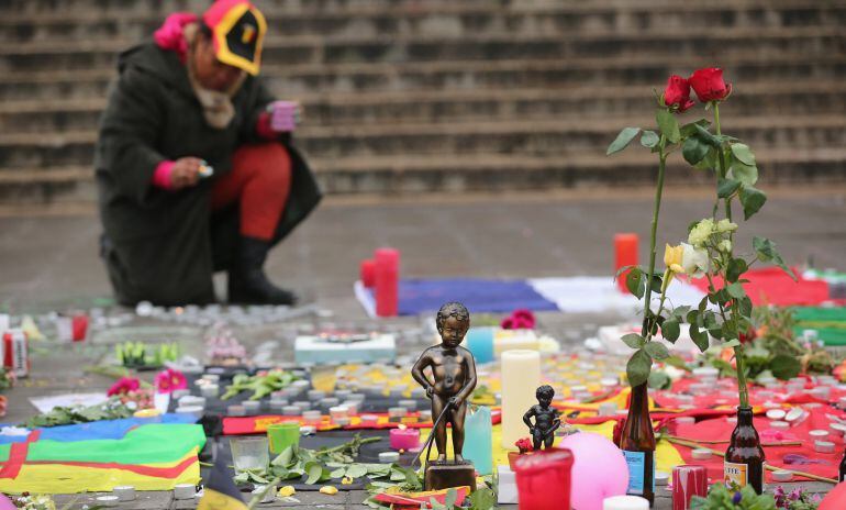 Flores y velas en recuerdo a las víctimas en la plaza de la Bolsa de Bruselas