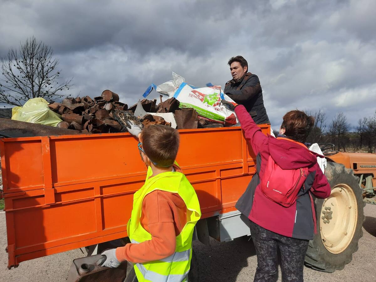 Más de 130 voluntarios recogen 12 toneladas de basura en Torás, afectado por el incendio de este verano
