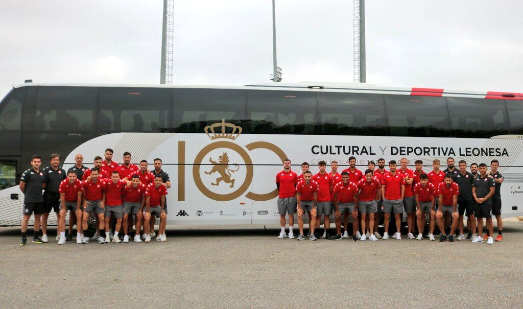 La plantilla de la Cultural presentó el nuevo autobús