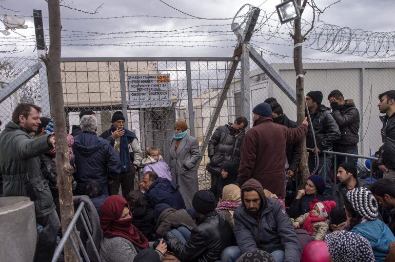 GEO04 IDOMENI (GRECIA) 07-03-2016.- Varios refugiados esperan junto al paso fronterizo a poder entrar en Macedonia desde Grecia cerca de la localidad helena de Idomeni. EFE-Georgi Licovski