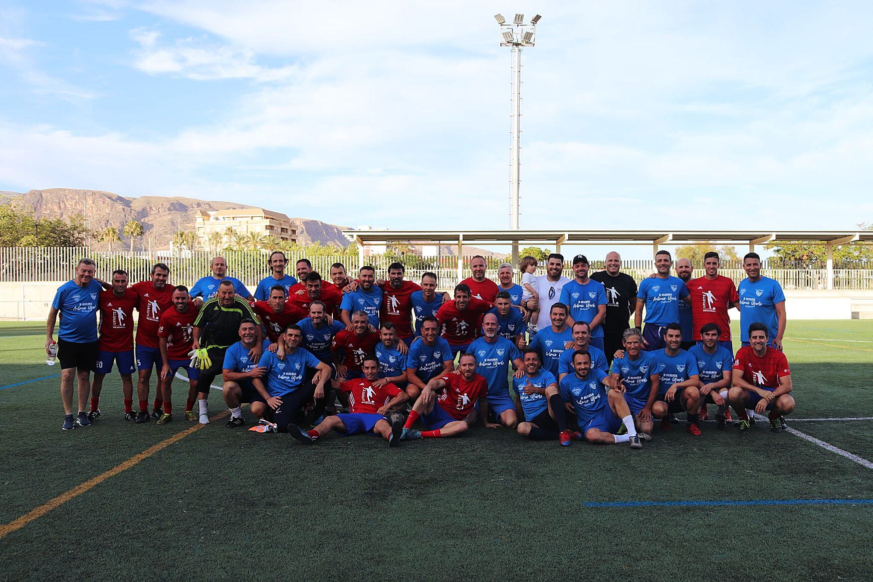 Los dos equipos juntos al finalizar el partido, donde predominó la deportividad.