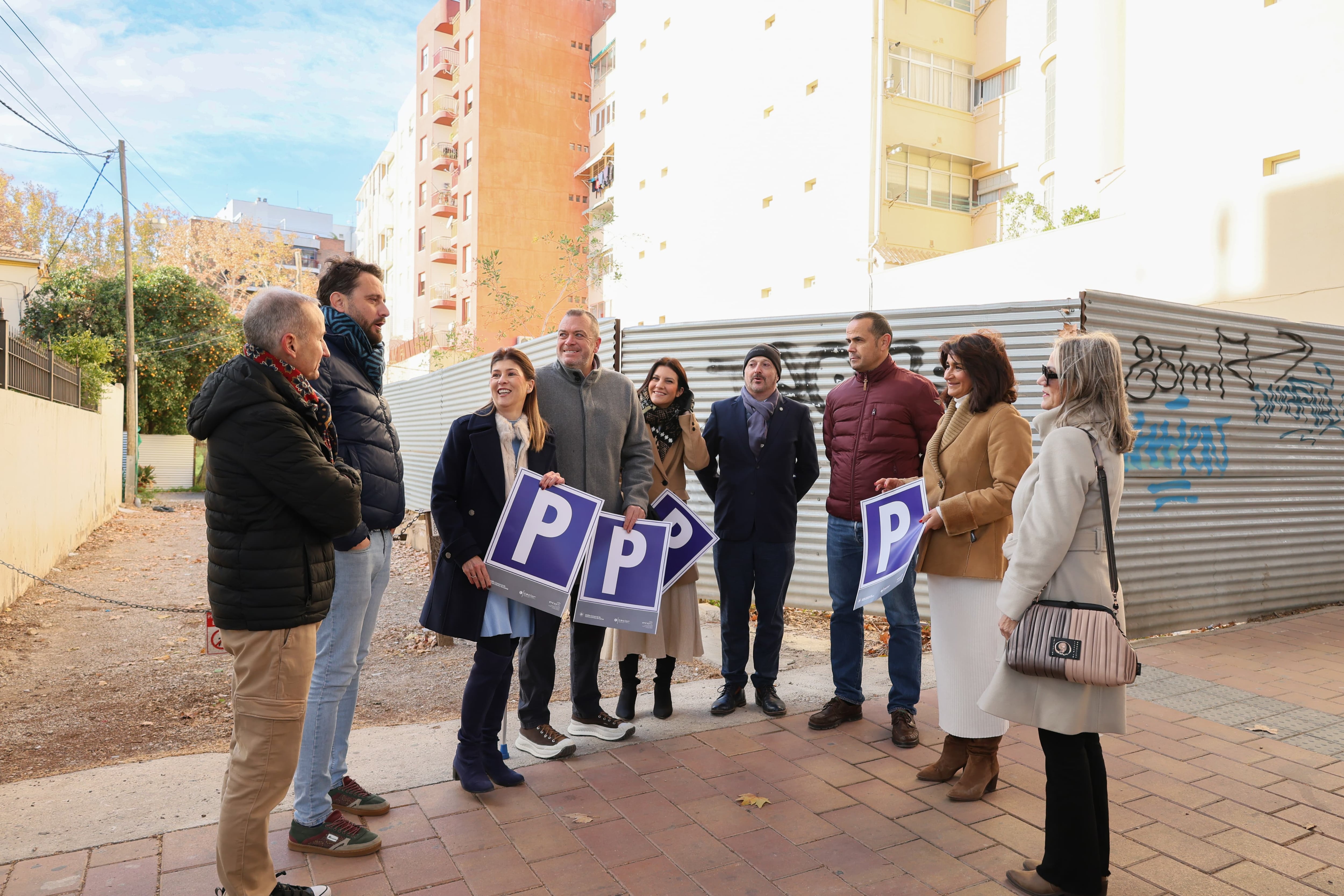 Concejales del equipo de Gobierno y comerciantes junto al nuevo aparcamiento provisional de Lorca