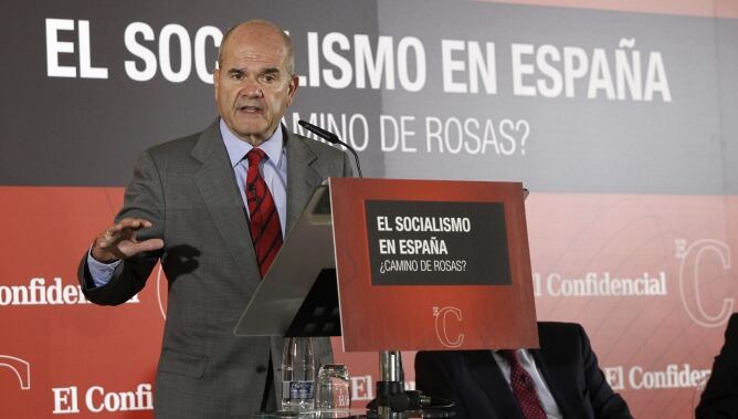 El expresidente del PSOE y de la Junta de Andalucía, Manuel Chaves, durante el encuentro que protagonizó junto con el secretario general de los socialistas catalanes, Pere Navarro