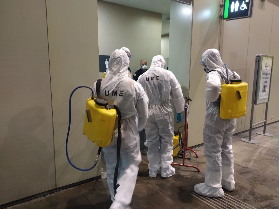 Efectivos de la Unidad Militar de Emergencias (UME) realizando labores de desinfección.